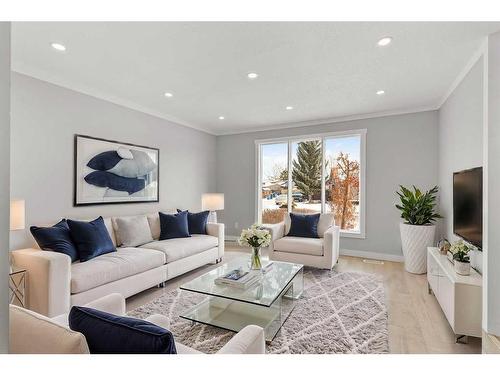 17 Deer Lane Road Se, Calgary, AB - Indoor Photo Showing Living Room