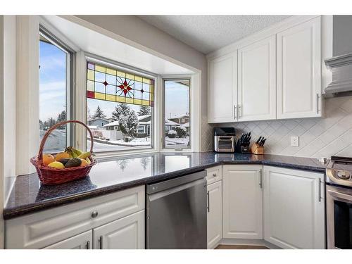 131 Shawcliffe Circle Sw, Calgary, AB - Indoor Photo Showing Kitchen