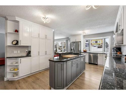 131 Shawcliffe Circle Sw, Calgary, AB - Indoor Photo Showing Kitchen