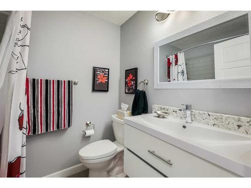 131 Shawcliffe Circle Sw, Calgary, AB - Indoor Photo Showing Bathroom