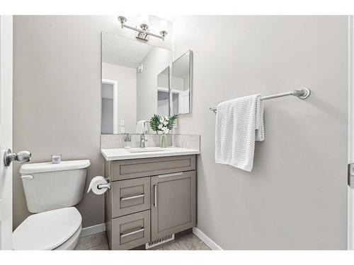 8113 Masters Boulevard Se, Calgary, AB - Indoor Photo Showing Bathroom