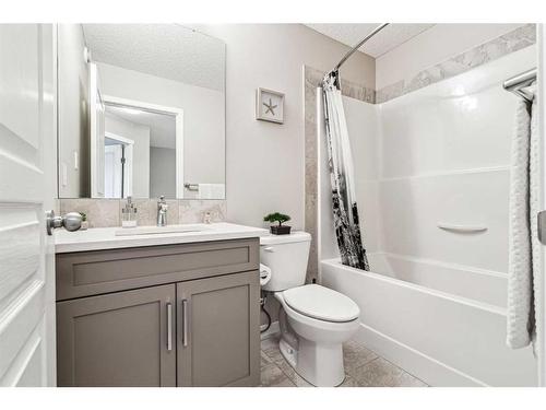 8113 Masters Boulevard Se, Calgary, AB - Indoor Photo Showing Bathroom