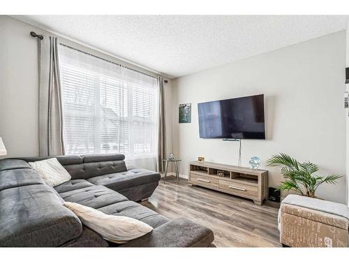 8113 Masters Boulevard Se, Calgary, AB - Indoor Photo Showing Living Room