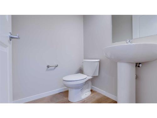 192 Hotchkiss Drive Se, Calgary, AB - Indoor Photo Showing Bathroom