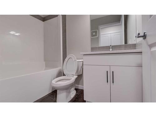 192 Hotchkiss Drive Se, Calgary, AB - Indoor Photo Showing Bathroom