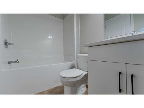 192 Hotchkiss Drive Se, Calgary, AB - Indoor Photo Showing Bathroom