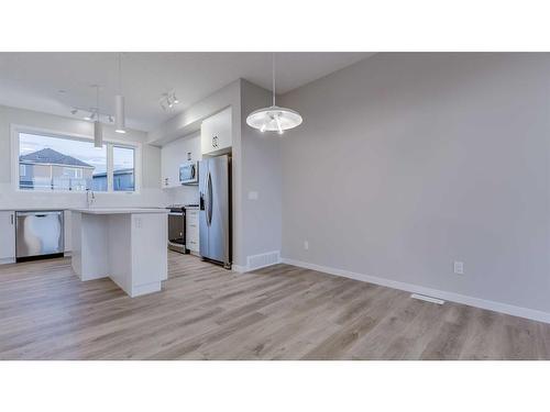 192 Hotchkiss Drive Se, Calgary, AB - Indoor Photo Showing Kitchen