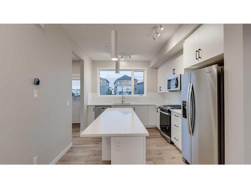 192 Hotchkiss Drive Se, Calgary, AB - Indoor Photo Showing Kitchen