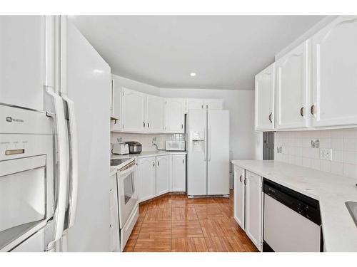 173 Coral Sands Place Ne, Calgary, AB - Indoor Photo Showing Kitchen