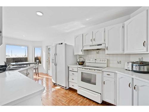 173 Coral Sands Place Ne, Calgary, AB - Indoor Photo Showing Kitchen