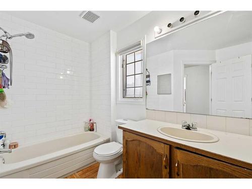 173 Coral Sands Place Ne, Calgary, AB - Indoor Photo Showing Bathroom