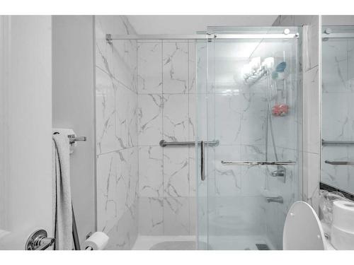 628 Maidstone Drive Ne, Calgary, AB - Indoor Photo Showing Bathroom