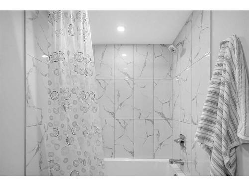 628 Maidstone Drive Ne, Calgary, AB - Indoor Photo Showing Bathroom