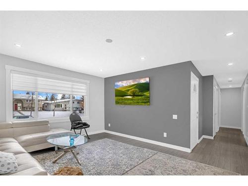 628 Maidstone Drive Ne, Calgary, AB - Indoor Photo Showing Living Room