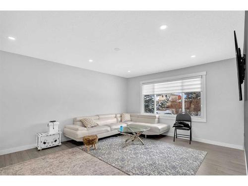 628 Maidstone Drive Ne, Calgary, AB - Indoor Photo Showing Living Room