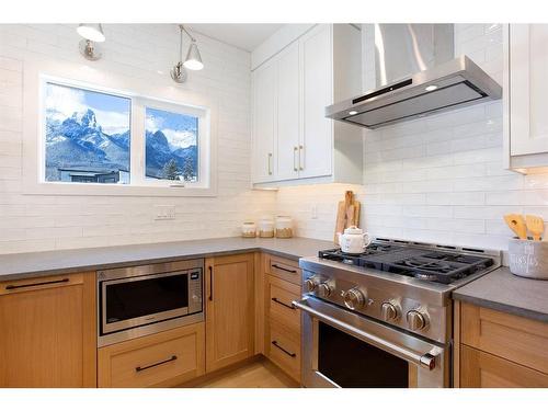 4 (Sw)-833 6Th Street, Canmore, AB - Indoor Photo Showing Kitchen With Upgraded Kitchen