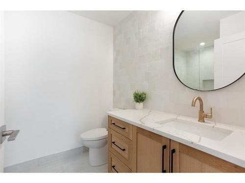 4 (Sw)-833 6Th Street, Canmore, AB - Indoor Photo Showing Bathroom