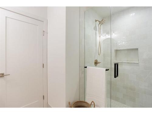 4 (Sw)-833 6Th Street, Canmore, AB - Indoor Photo Showing Bathroom