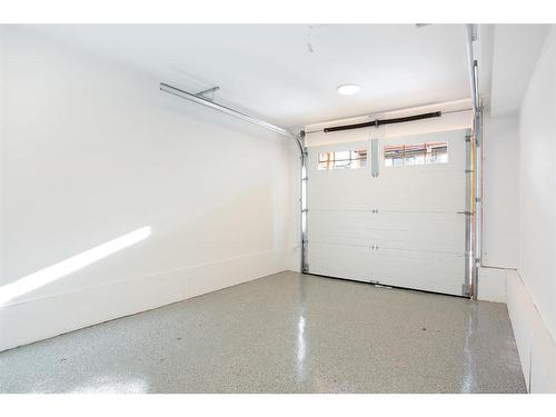 4 (Sw)-833 6Th Street, Canmore, AB - Indoor Photo Showing Garage