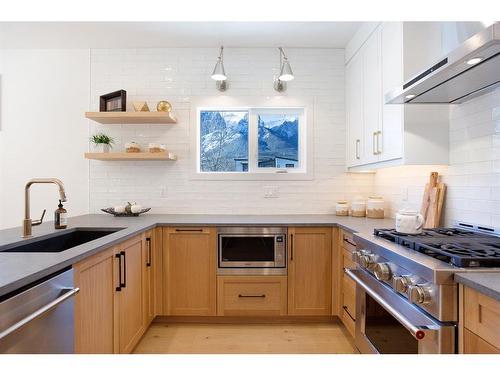 4 (Sw)-833 6Th Street, Canmore, AB - Indoor Photo Showing Kitchen With Upgraded Kitchen