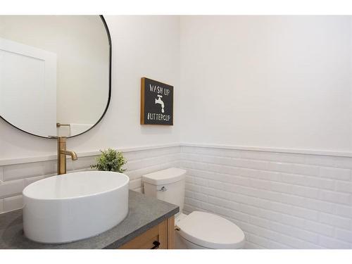 4 (Sw)-833 6Th Street, Canmore, AB - Indoor Photo Showing Bathroom