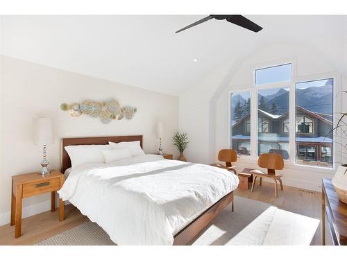 4 (Sw)-833 6Th Street, Canmore, AB - Indoor Photo Showing Bedroom