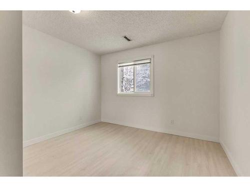 39 Hawksbrow Road Nw, Calgary, AB - Indoor Photo Showing Other Room