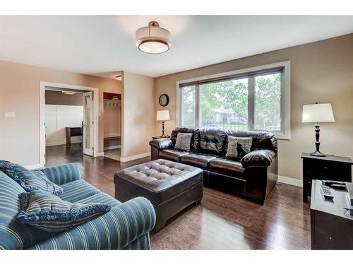 10216 Maplecreek Drive Se, Calgary, AB - Indoor Photo Showing Living Room