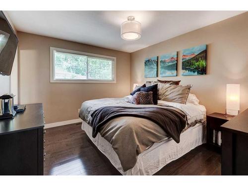 10216 Maplecreek Drive Se, Calgary, AB - Indoor Photo Showing Bedroom