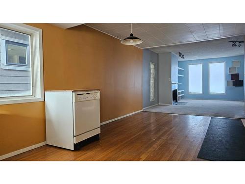 1637 Bowness Road Nw, Calgary, AB - Indoor Photo Showing Laundry Room