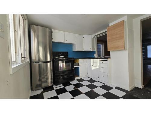 1637 Bowness Road Nw, Calgary, AB - Indoor Photo Showing Kitchen