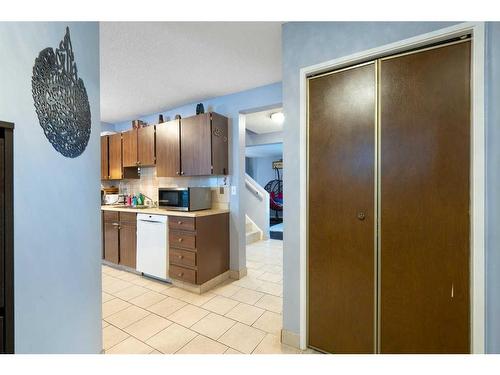 161-20 Falbury Crescent Ne, Calgary, AB - Indoor Photo Showing Kitchen