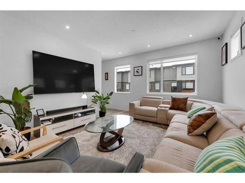 302 Corner Glen Circle Ne, Calgary, AB - Indoor Photo Showing Living Room