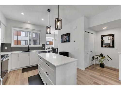 302 Corner Glen Circle Ne, Calgary, AB - Indoor Photo Showing Kitchen With Upgraded Kitchen