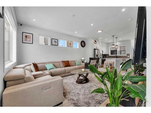 302 Corner Glen Circle Ne, Calgary, AB - Indoor Photo Showing Living Room