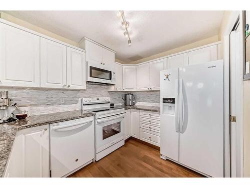 19 Mt Mckenzie Way Se, Calgary, AB - Indoor Photo Showing Kitchen