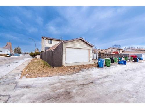 55 Templemont Drive Ne, Calgary, AB - Outdoor