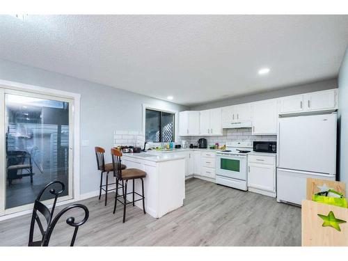 55 Templemont Drive Ne, Calgary, AB - Indoor Photo Showing Kitchen