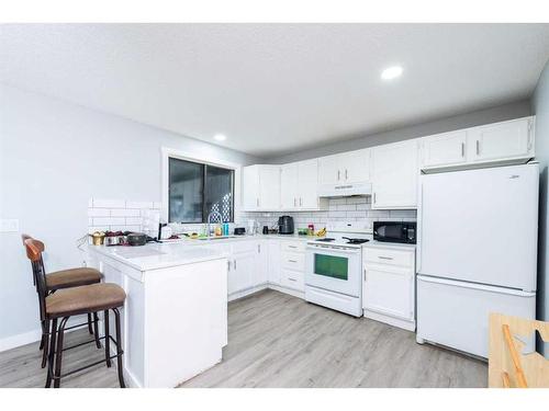 55 Templemont Drive Ne, Calgary, AB - Indoor Photo Showing Kitchen