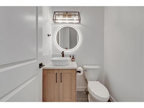 2326 26 Avenue Nw, Calgary, AB - Indoor Photo Showing Bathroom