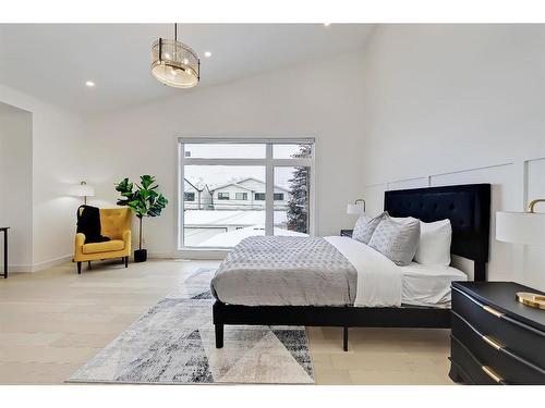 2326 26 Avenue Nw, Calgary, AB - Indoor Photo Showing Bedroom