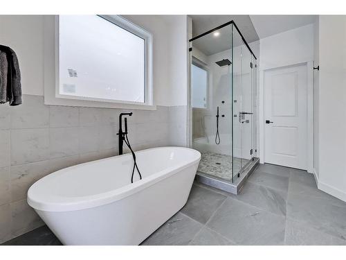 2326 26 Avenue Nw, Calgary, AB - Indoor Photo Showing Bathroom