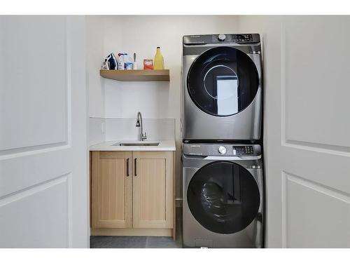 2326 26 Avenue Nw, Calgary, AB - Indoor Photo Showing Laundry Room