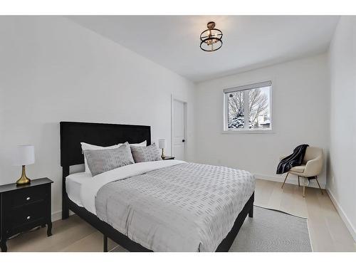 2326 26 Avenue Nw, Calgary, AB - Indoor Photo Showing Bedroom