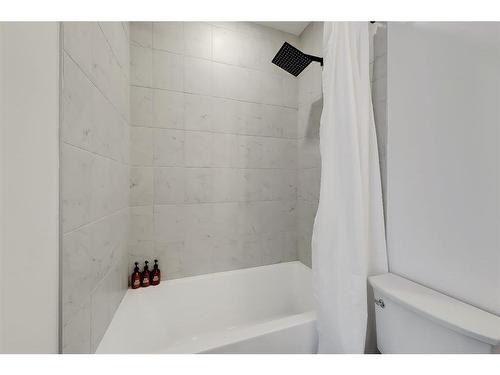 2326 26 Avenue Nw, Calgary, AB - Indoor Photo Showing Bathroom