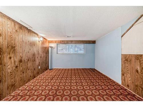 255 Rundleridge Drive Ne, Calgary, AB - Indoor Photo Showing Bedroom