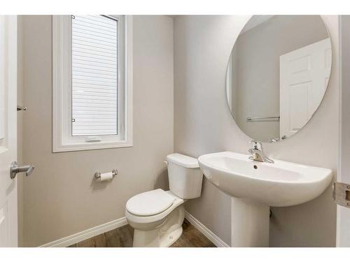 24 Osborne Link Sw, Airdrie, AB - Indoor Photo Showing Bathroom