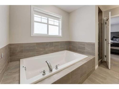 24 Osborne Link Sw, Airdrie, AB - Indoor Photo Showing Bathroom