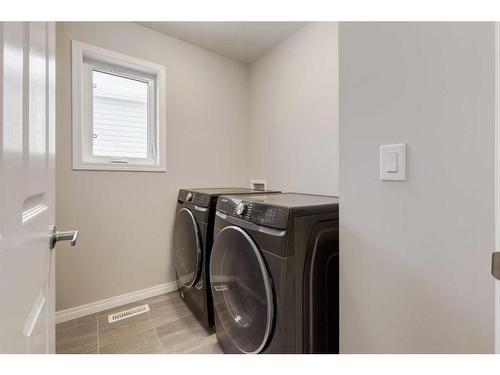 24 Osborne Link Sw, Airdrie, AB - Indoor Photo Showing Laundry Room