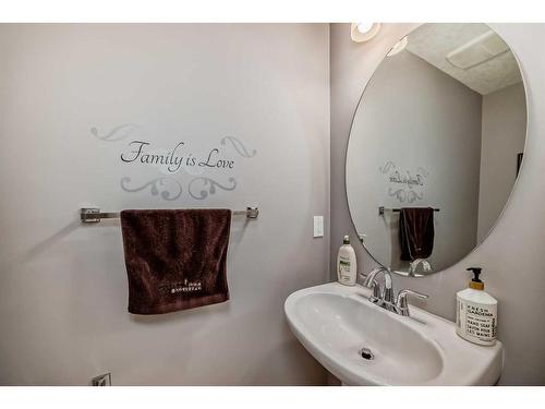 21 Sherwood Street Nw, Calgary, AB - Indoor Photo Showing Bathroom